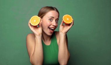 Genç, sarışın bir kadın. fitness konsepti