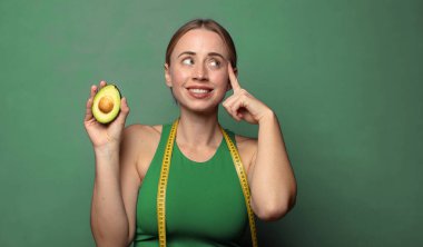 Genç, sarışın bir kadın. fitness konsepti