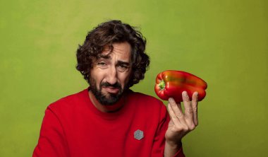 Genç, sakallı, kırmızı biberli adam.