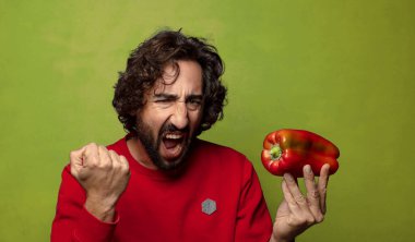 Genç, sakallı, kırmızı biberli adam.