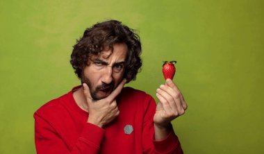 Çilekli genç, sakallı adam.