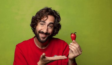 Çilekli genç, sakallı adam.