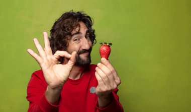 Çilekli genç, sakallı adam.