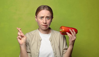 Kırmızı biberli genç sarışın kadın.