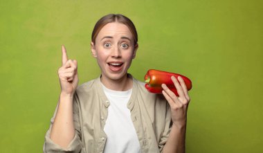 Kırmızı biberli genç sarışın kadın.