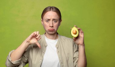 Avokadosu olan sarışın genç bir kadın.