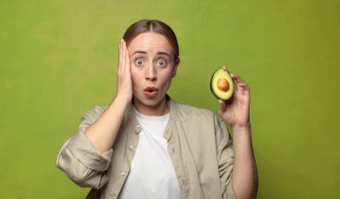 Avokadosu olan sarışın genç bir kadın.