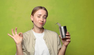 Genç, sarışın, çelik tenekeli bir kadın.