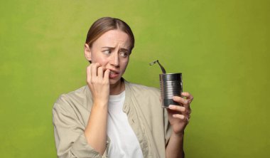 Genç, sarışın, çelik tenekeli bir kadın.