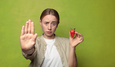 Çilekli genç sarışın kadın.