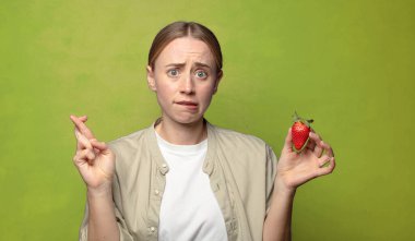 Çilekli genç sarışın kadın.