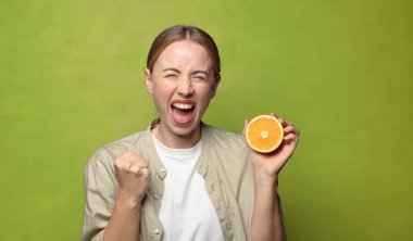 Genç, sarışın, turuncu bir kadın.