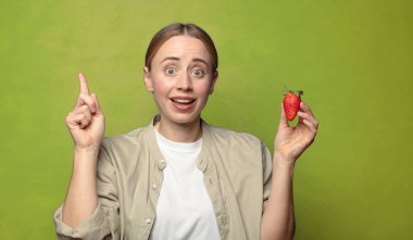 Çilekli genç sarışın kadın.