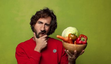 Sebzeli sakallı genç adam.