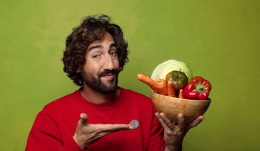 Sebzeli sakallı genç adam.