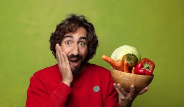 Sebzeli sakallı genç adam.