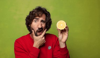 Portakallı genç, sakallı adam.