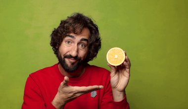 Portakallı genç, sakallı adam.