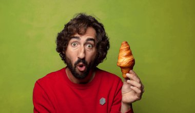 Genç, sakallı bir adam. Hamamböceği kavramı kruvasan kavramı