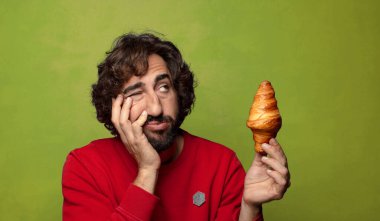 Genç, sakallı bir adam. Hamamböceği kavramı kruvasan kavramı