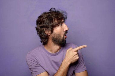 Genç yetişkin, etkileyici, sakallı adam.