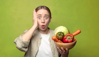 Sebzeli genç sarışın kadın. Hamamböceği kavramı kruvasan kavramı