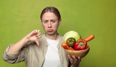 Sebzeli genç sarışın kadın. Hamamböceği kavramı kruvasan kavramı