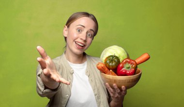 Sebzeli genç sarışın kadın. Hamamböceği kavramı kruvasan kavramı