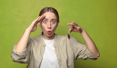 Genç, sarışın bir kadın. hamamböceği konsepti