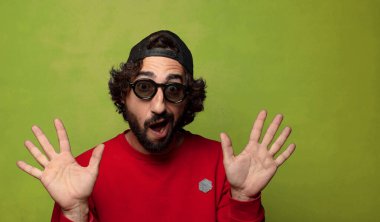 Şapkalı ve güneş gözlüklü genç, sakallı adam.