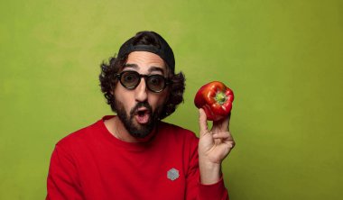 Şapkalı ve güneş gözlüklü genç, sakallı adam.