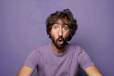 Genç yetişkin, etkileyici, sakallı adam.