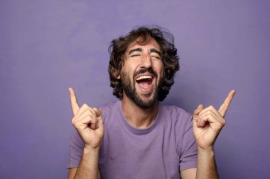 Genç yetişkin, etkileyici, sakallı adam.