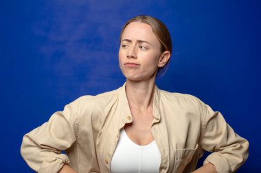 Sarışın kadın üzgün ve stresli, kötü bir sürpriz yüzünden üzgün, olumsuz, endişeli bir bakışla