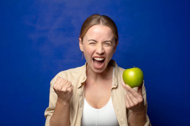 Elmalı genç sarışın kadın.