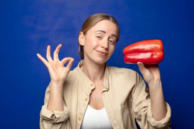 Kırmızı biberli genç sarışın kadın.