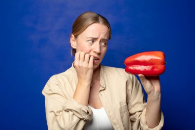 Kırmızı biberli genç sarışın kadın.