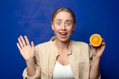 Genç, sarışın, turuncu bir kadın.