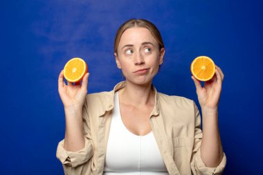 Genç, sarışın, turuncu bir kadın.