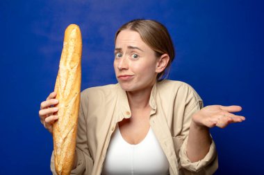 Genç, sarışın, ekmekli kadın.