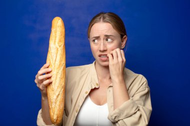 Genç, sarışın, ekmekli kadın.