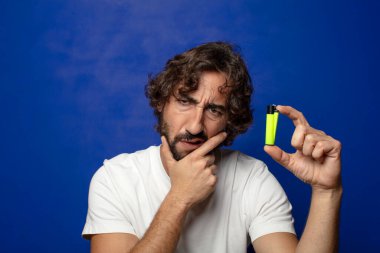 Genç, sakallı ve çakmaklı bir adam.