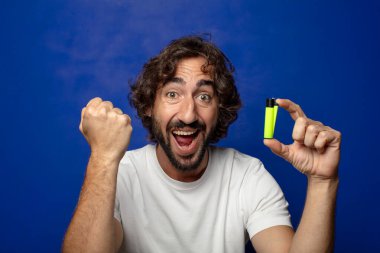 Genç, sakallı ve çakmaklı bir adam.