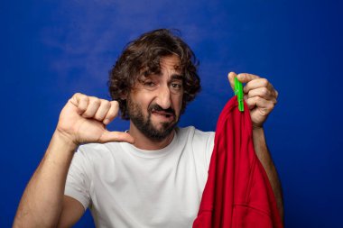 Genç yetişkin sakallı adam çamaşır konsepti