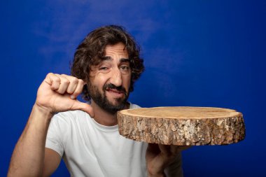 Genç, sakallı, ahşap kopya alanı olan bir adam.