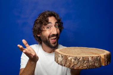 Genç, sakallı, ahşap kopya alanı olan bir adam.