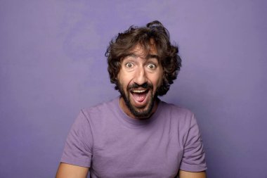 Genç yetişkin, etkileyici, sakallı adam.