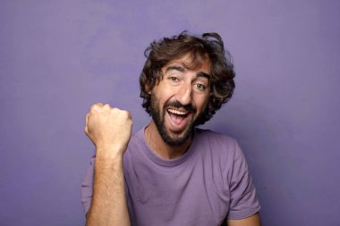 Genç yetişkin, etkileyici, sakallı adam.