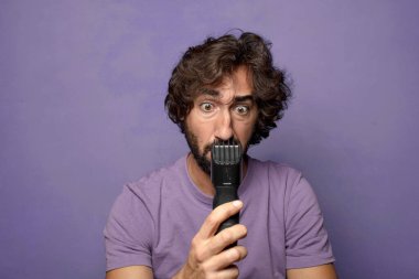 Jileti olan sakallı genç bir adam.