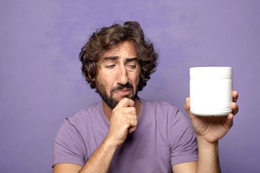 Genç, sakallı, manuct şişesi.